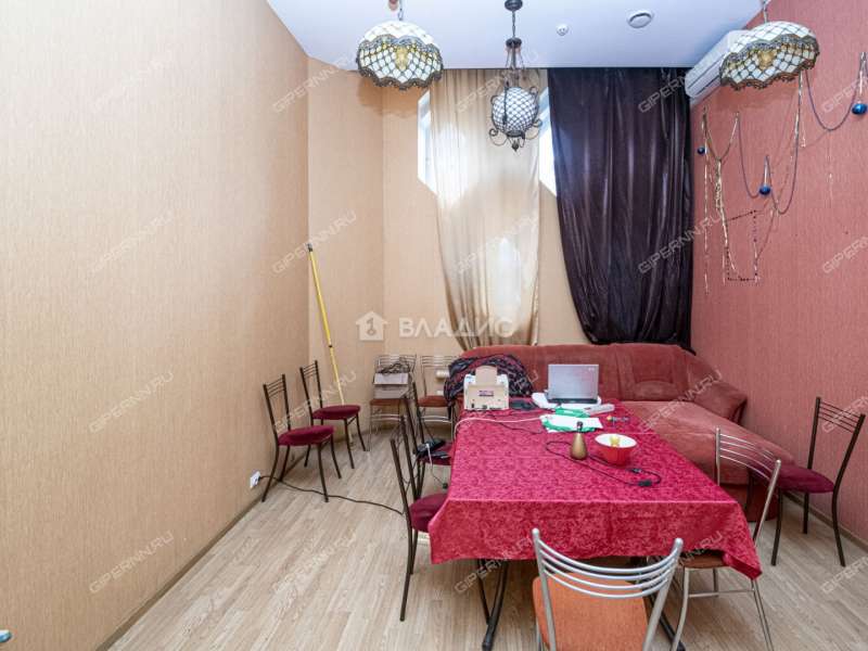 здание под офис, торговую площадь на улице Баранова