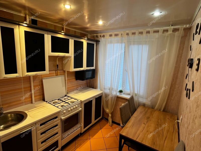 трёхкомнатная квартира в 3-м микрорайоне дом 6 город Кстово