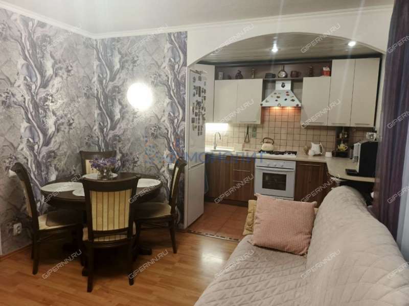 трёхкомнатная квартира на улице Александра Хохлова дом 21