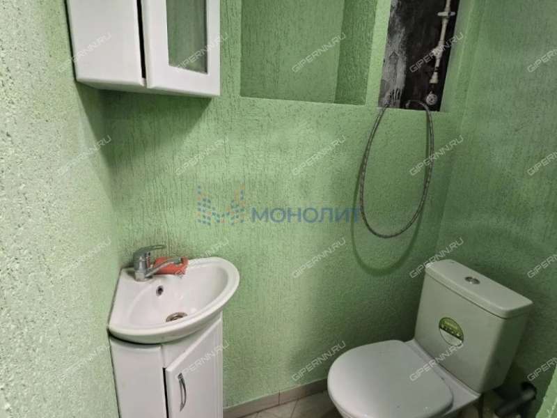 помещение под офис, торговую площадь на улице Космонавта Комарова