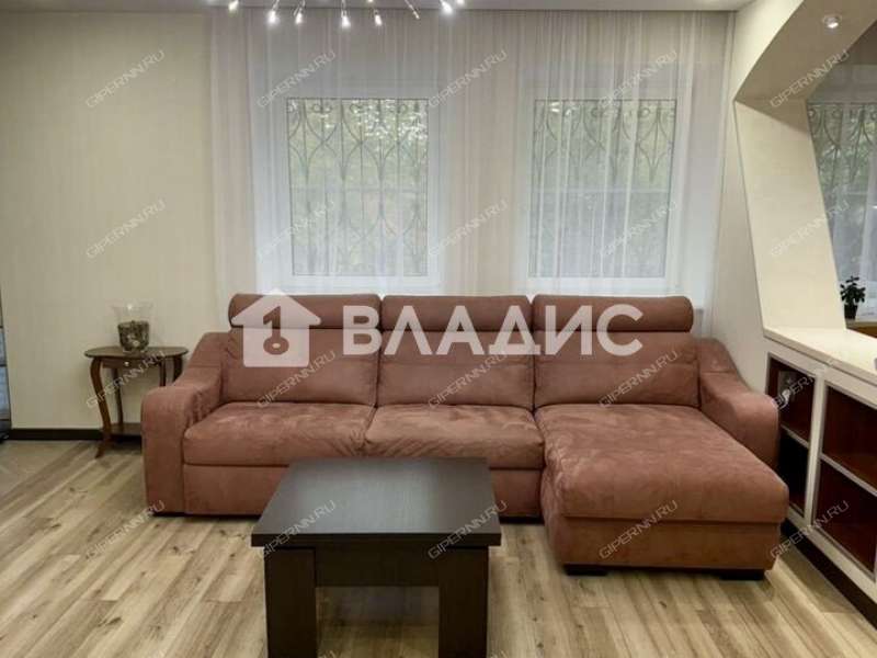 трёхкомнатная квартира на улице Большие Овраги дом 4