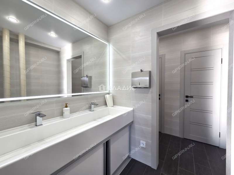 здание под офис, торговую площадь на улице Ларина