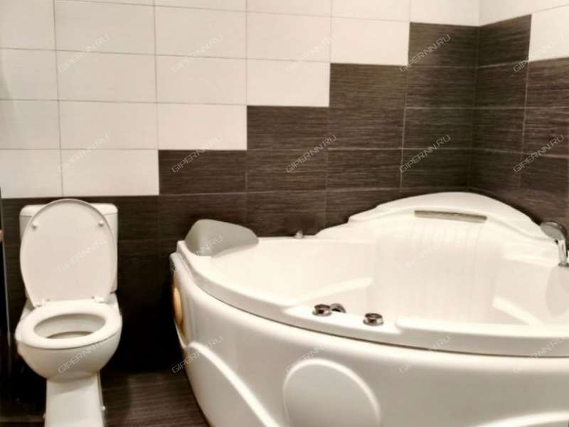 трёхкомнатная квартира на улице Александра Хохлова дом 1